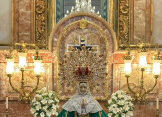 Canvi de mantell a la Mare de Déu del Lledó